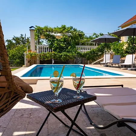 Dom wakacyjny My Dalmatia - Sucic With Private Pool And Mountain View Obrovac