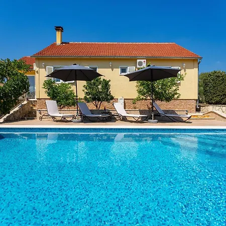Dom wakacyjny My Dalmatia - Sucic With Private Pool And Mountain View Obrovac