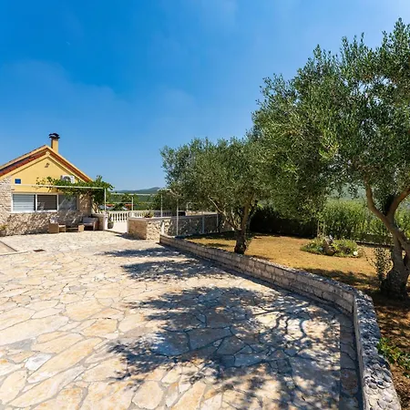 Dom wakacyjny My Dalmatia - Sucic With Private Pool And Mountain View Obrovac